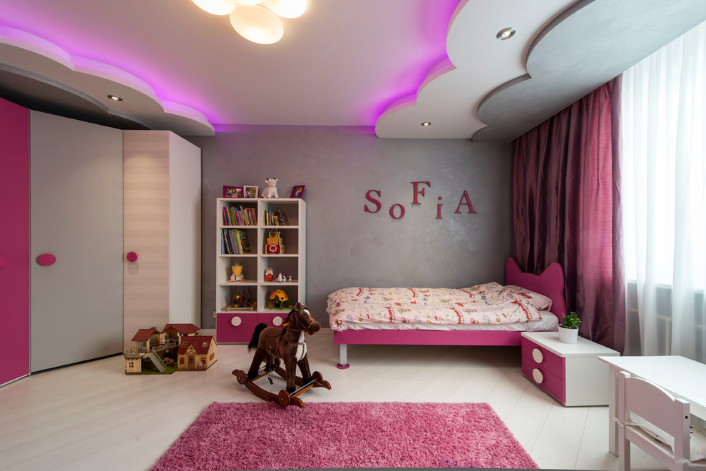 Modelo de dormitorio infantil de 4 a 10 años actual grande con paredes grises, suelo de madera clara y suelo beige