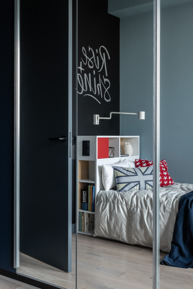 This is an example of a medium sized scandi teen’s room for boys in Moscow with blue walls.