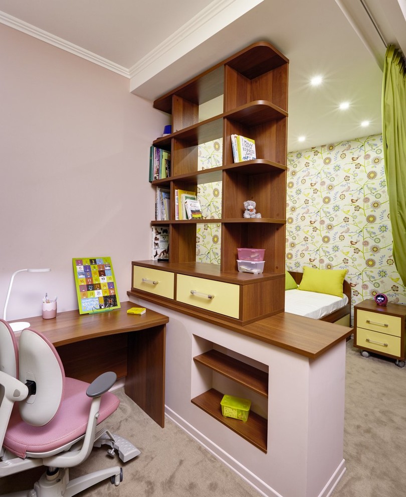 Cette photo montre une chambre de fille de 4 à 10 ans tendance de taille moyenne avec un mur multicolore, un bureau et moquette.