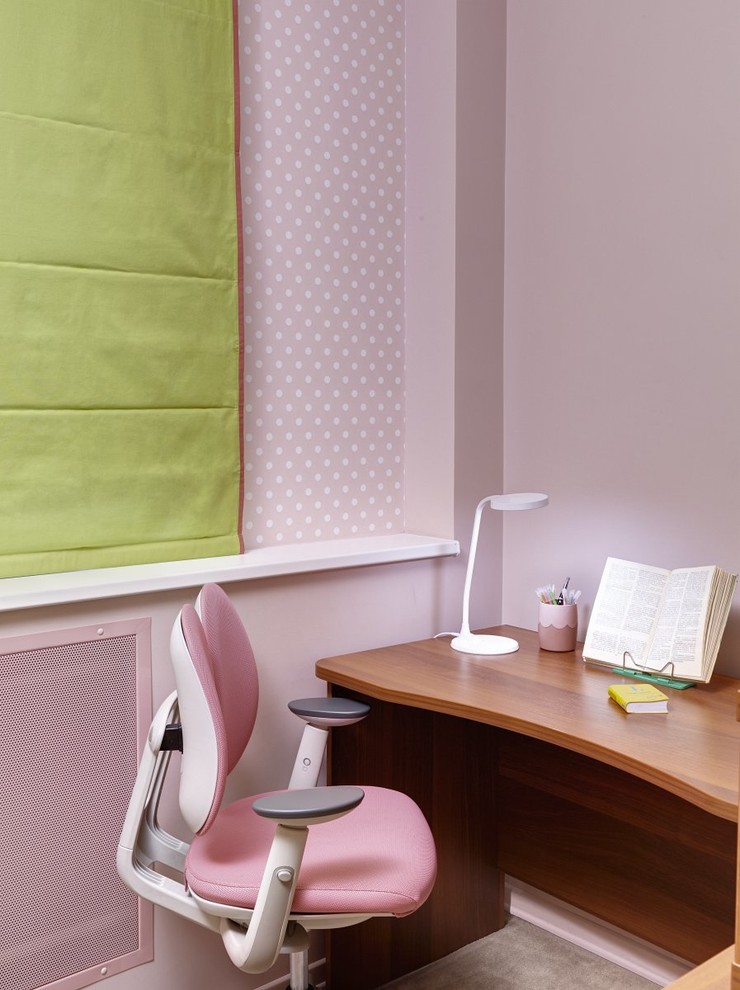 Imagen de habitación de niña de 4 a 10 años contemporánea de tamaño medio con paredes rosas y escritorio