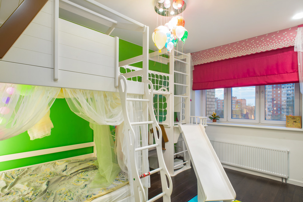 На фото: детская среднего размера в современном стиле с спальным местом и зелеными стенами для ребенка от 4 до 10 лет, девочки