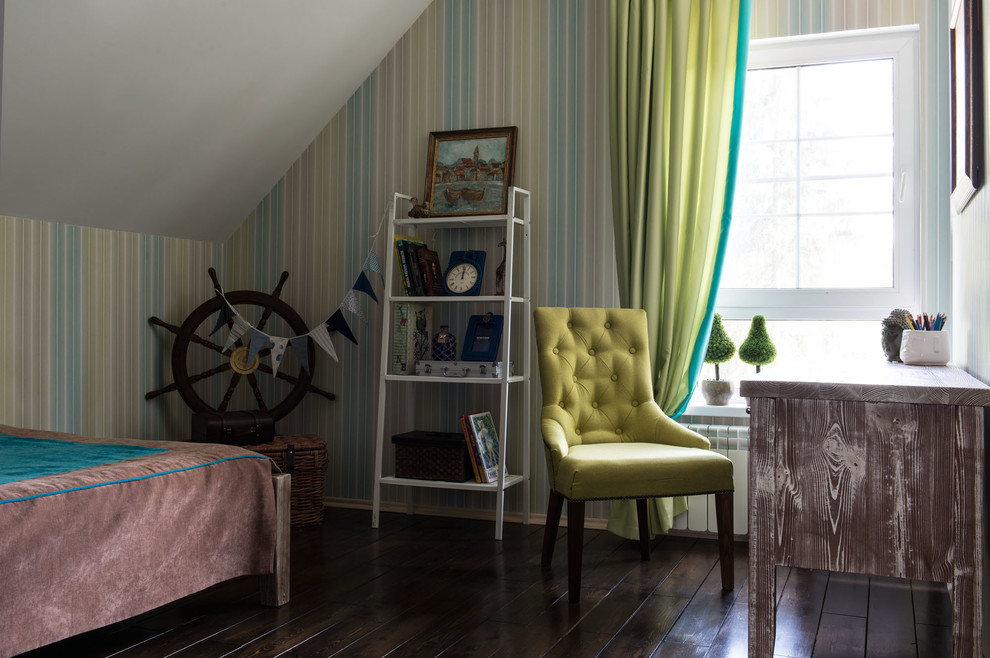 Aménagement d'une chambre d'enfant bord de mer de taille moyenne avec un mur multicolore et parquet foncé.