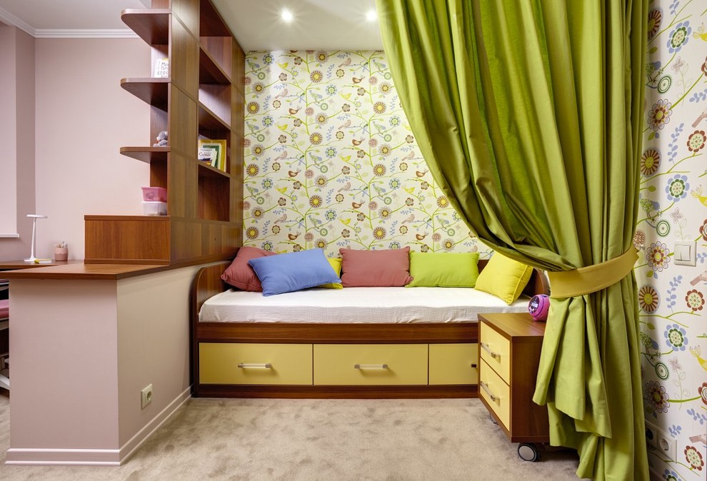 Imagen de dormitorio infantil de 4 a 10 años actual de tamaño medio con paredes multicolor y moqueta
