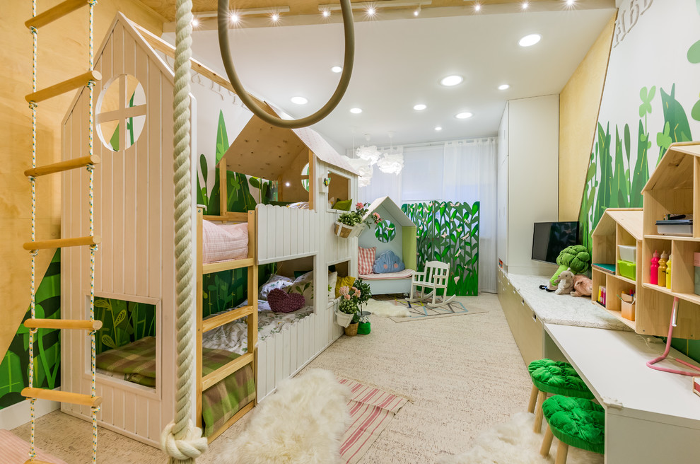 Ejemplo de dormitorio infantil de estilo de casa de campo con suelo de corcho, paredes multicolor y suelo beige