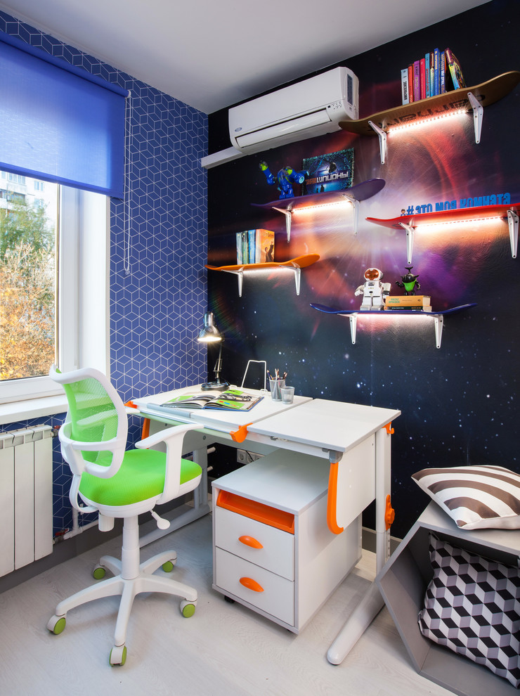 Exempel på ett litet modernt pojkrum kombinerat med lekrum och för 4-10-åringar, med blå väggar och ljust trägolv