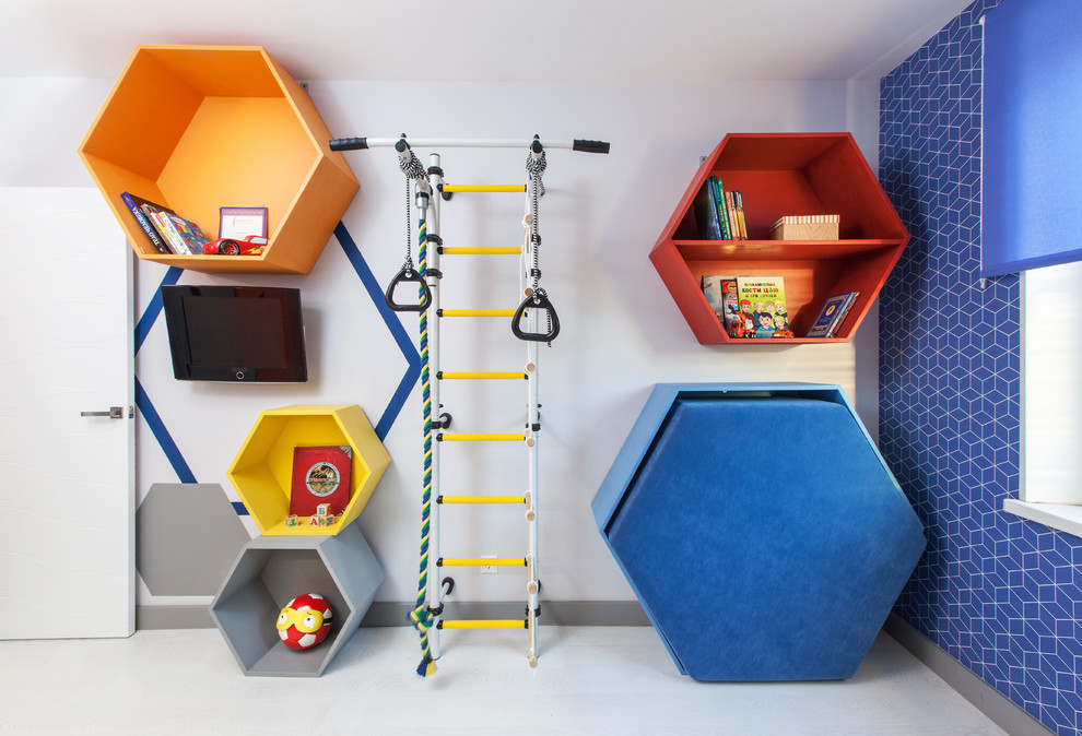 Diseño de dormitorio infantil de 4 a 10 años actual pequeño con paredes azules y suelo de madera clara