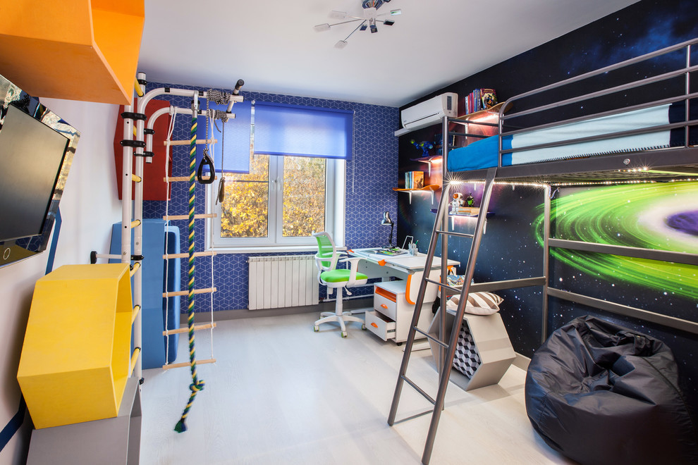 Diseño de dormitorio infantil de 4 a 10 años contemporáneo pequeño con suelo de madera clara y paredes multicolor