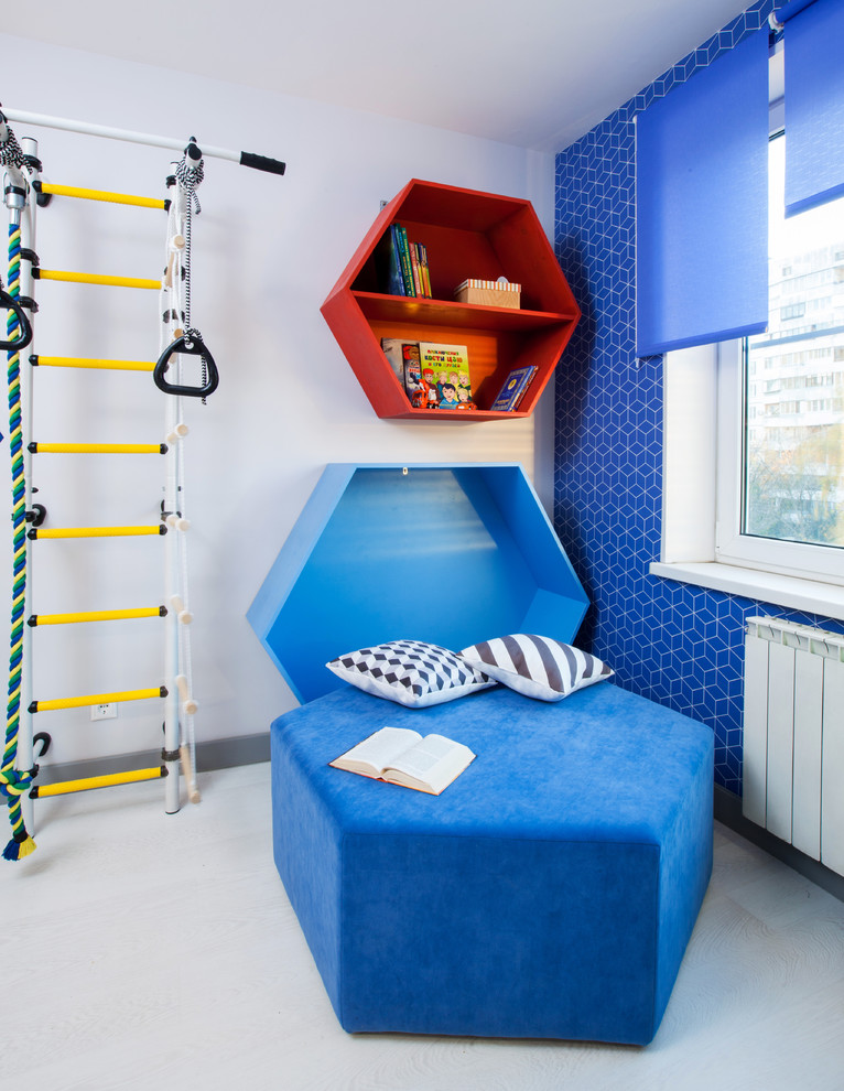 Esempio di una piccola cameretta per bambini da 4 a 10 anni design con pareti blu e parquet chiaro