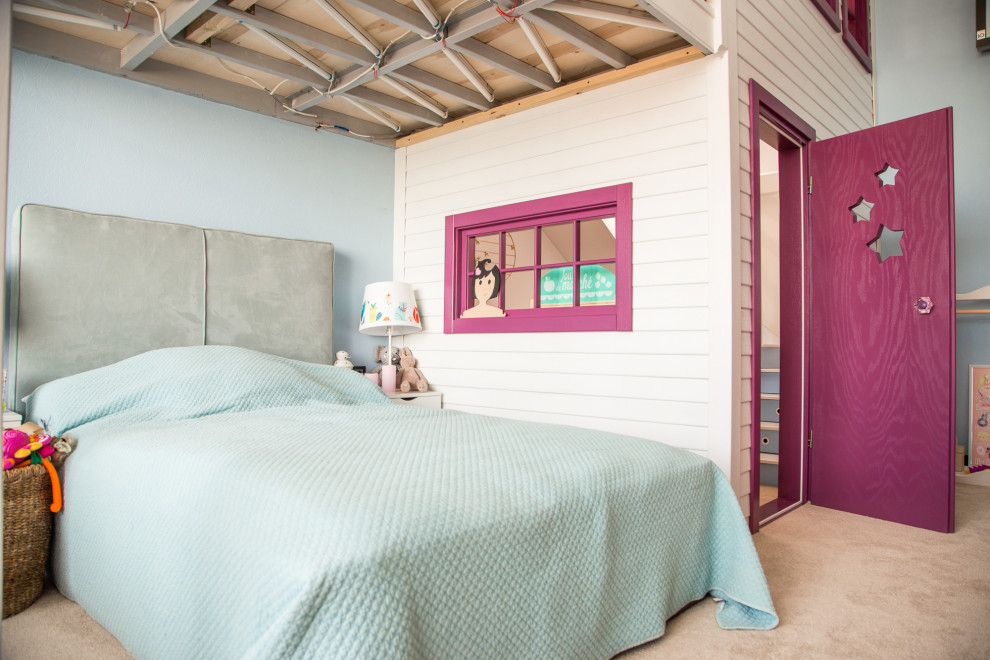 Idee per una cameretta per bambini contemporanea con pareti bianche, moquette e pavimento beige