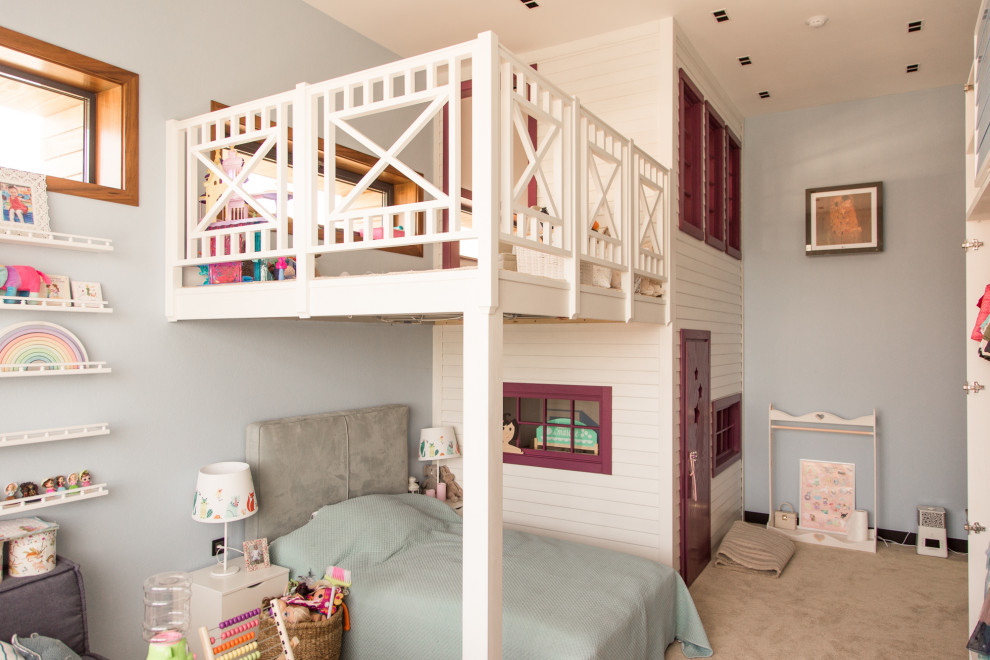 На фото: детская в современном стиле с спальным местом, серыми стенами, ковровым покрытием и бежевым полом для девочки