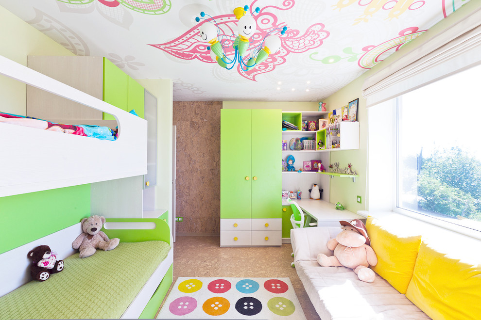 На фото: детская в современном стиле с разноцветными стенами и пробковым полом для ребенка от 4 до 10 лет, девочки