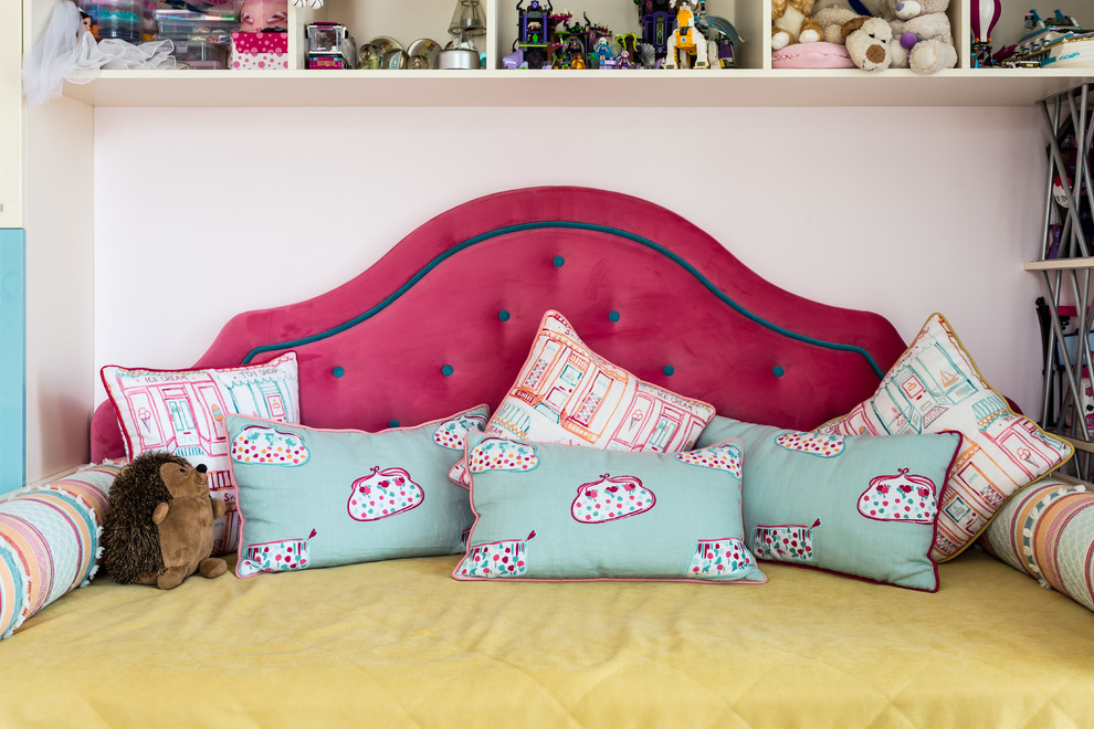 Идея дизайна: детская среднего размера в современном стиле с спальным местом, розовыми стенами, полом из керамогранита и серым полом для ребенка от 4 до 10 лет, девочки