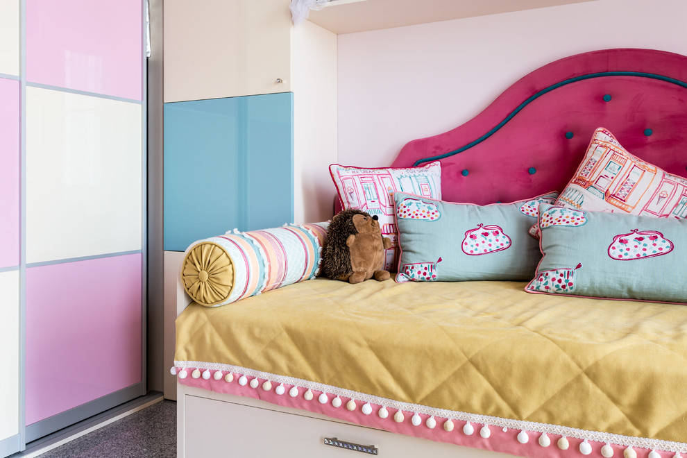 Ispirazione per una cameretta per bambini da 4 a 10 anni minimal di medie dimensioni con pareti rosa, pavimento in gres porcellanato e pavimento grigio