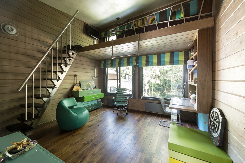 Imagen de habitación de niño actual grande con escritorio, paredes marrones y suelo de madera en tonos medios