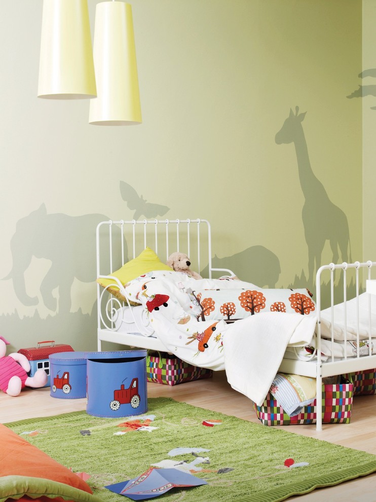 Foto de dormitorio infantil actual con paredes verdes y suelo de madera clara