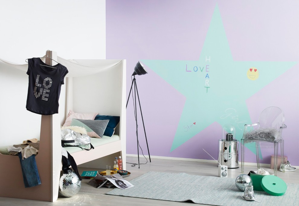 Cette photo montre une chambre d'enfant tendance avec un mur multicolore, parquet clair et un sol gris.