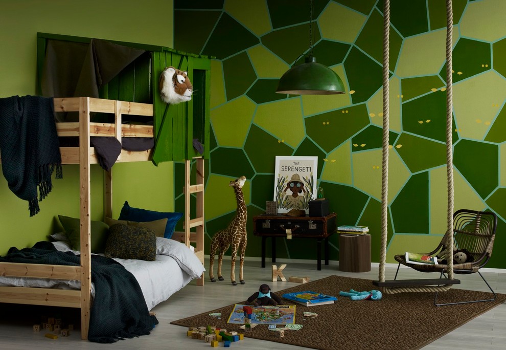 サンクトペテルブルクにあるコンテンポラリースタイルのおしゃれな子供部屋 (緑の壁、淡色無垢フローリング) の写真