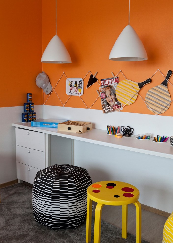 На фото: детская в современном стиле с рабочим местом и оранжевыми стенами