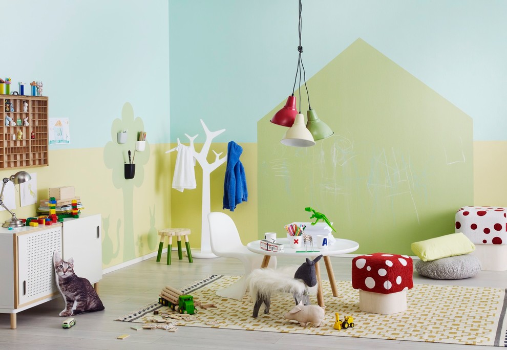 Aménagement d'une salle de jeux d'enfant contemporaine avec un mur multicolore.