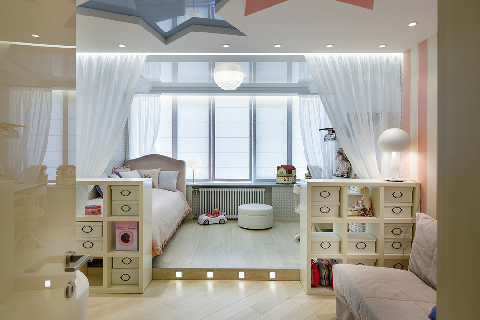 Modelo de dormitorio infantil de 4 a 10 años bohemio grande con paredes multicolor, suelo de madera clara y suelo beige