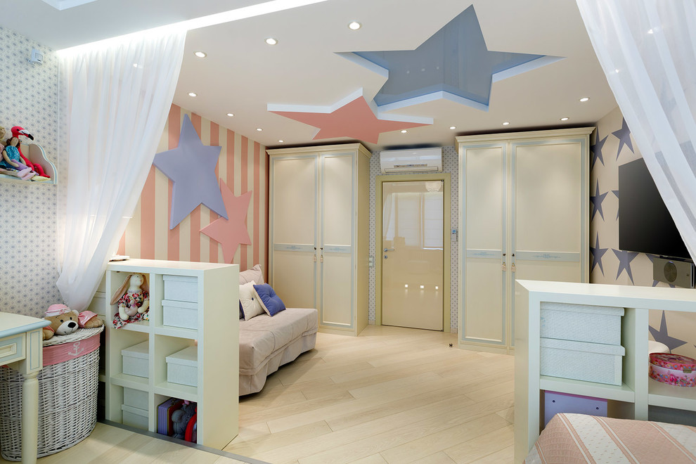 Foto de dormitorio infantil de 4 a 10 años bohemio grande con paredes multicolor, suelo de madera clara y suelo beige