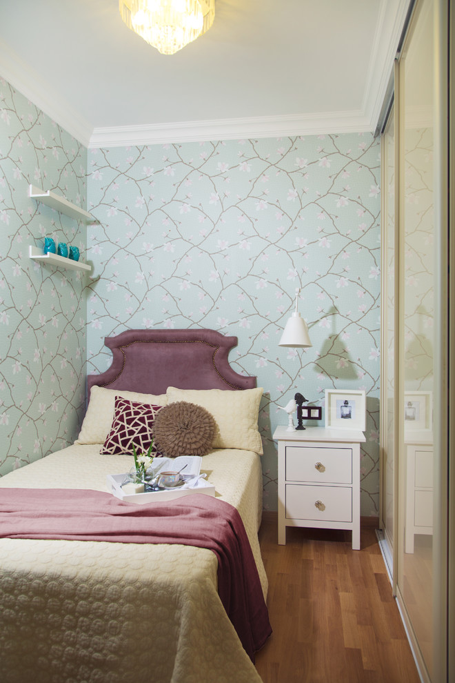 Klassisk inredning av ett litet flickrum kombinerat med sovrum och för 4-10-åringar, med flerfärgade väggar och ljust trägolv