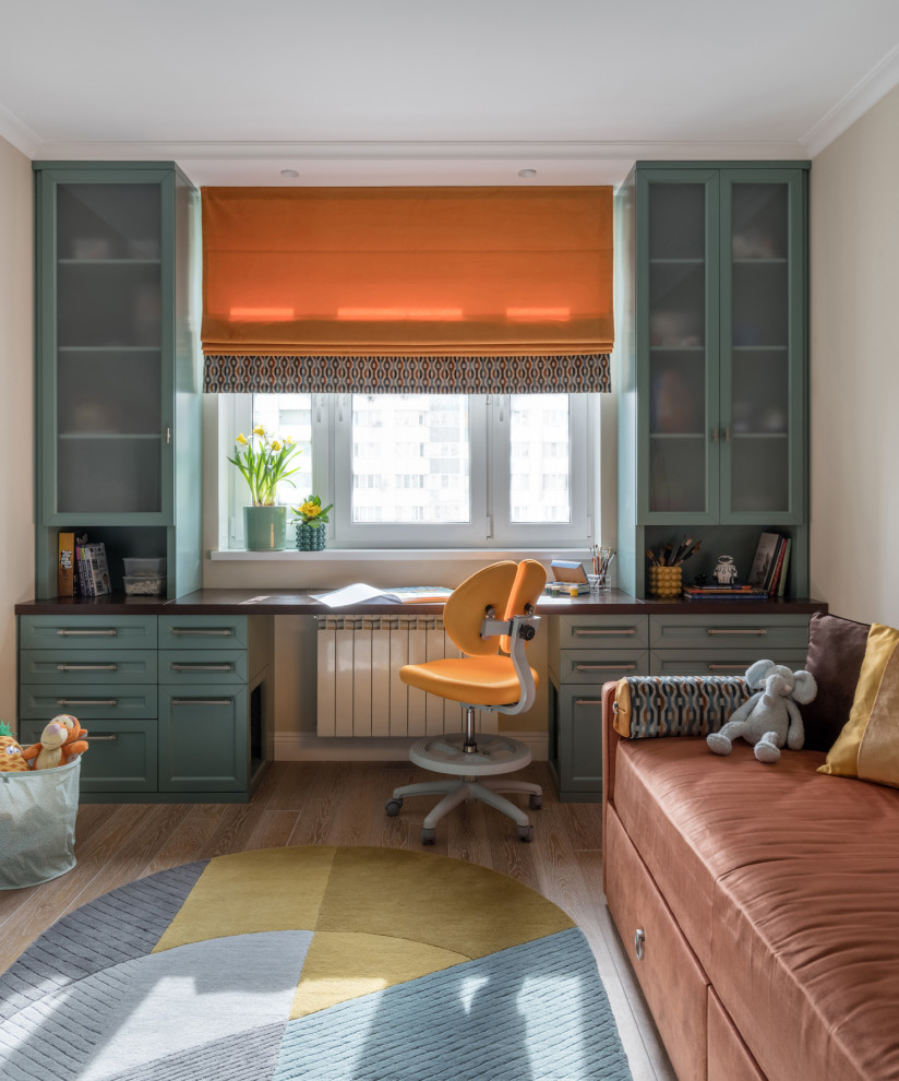 Diseño de habitación de niño de 4 a 10 años contemporánea de tamaño medio con escritorio, paredes beige, suelo de madera en tonos medios y suelo beige