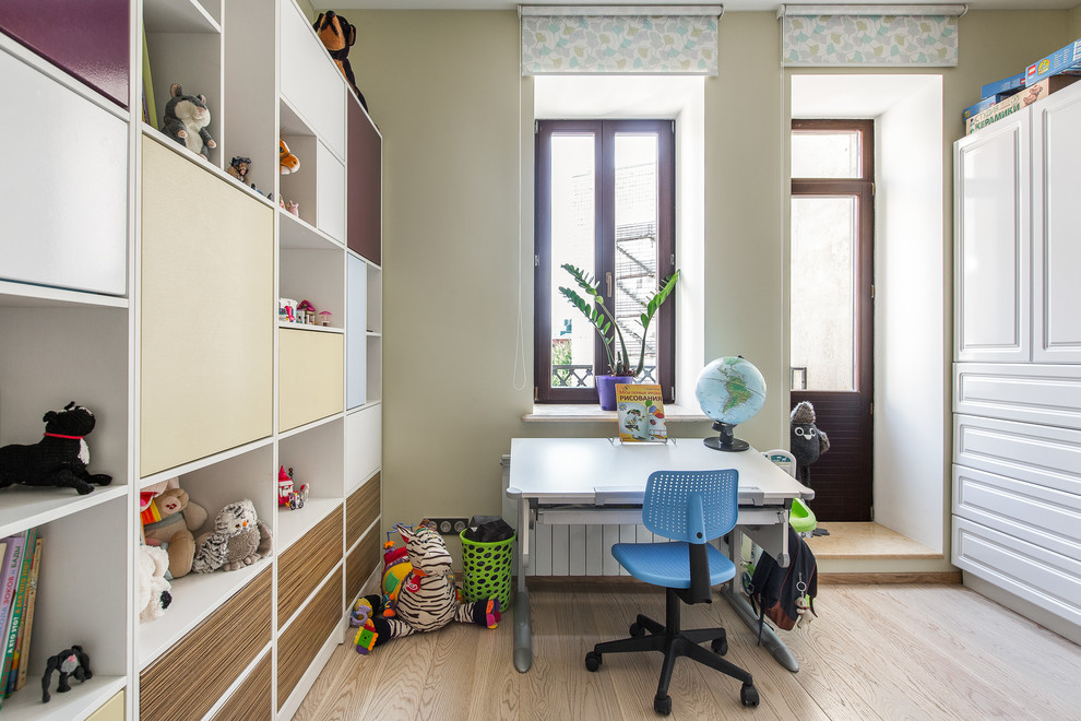 Idéer för funkis könsneutrala barnrum kombinerat med skrivbord, med beige väggar och ljust trägolv