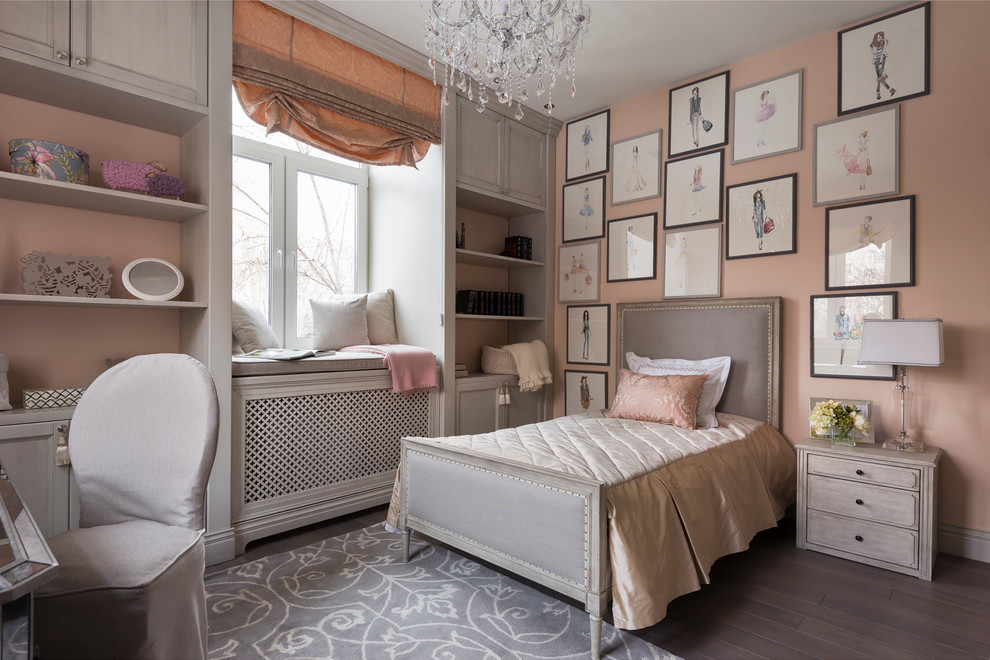 Exempel på ett klassiskt barnrum kombinerat med sovrum, med rosa väggar och mörkt trägolv