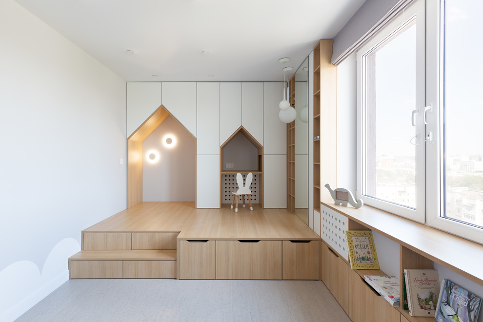 Neutrales Skandinavisches Kinderzimmer mit Spielecke, weißer Wandfarbe, braunem Holzboden und grauem Boden in Sonstige