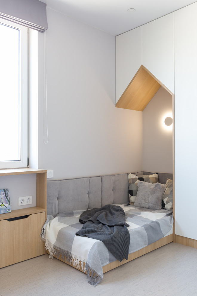 Neutrales Skandinavisches Kinderzimmer mit Schlafplatz, weißer Wandfarbe und grauem Boden in Sonstige