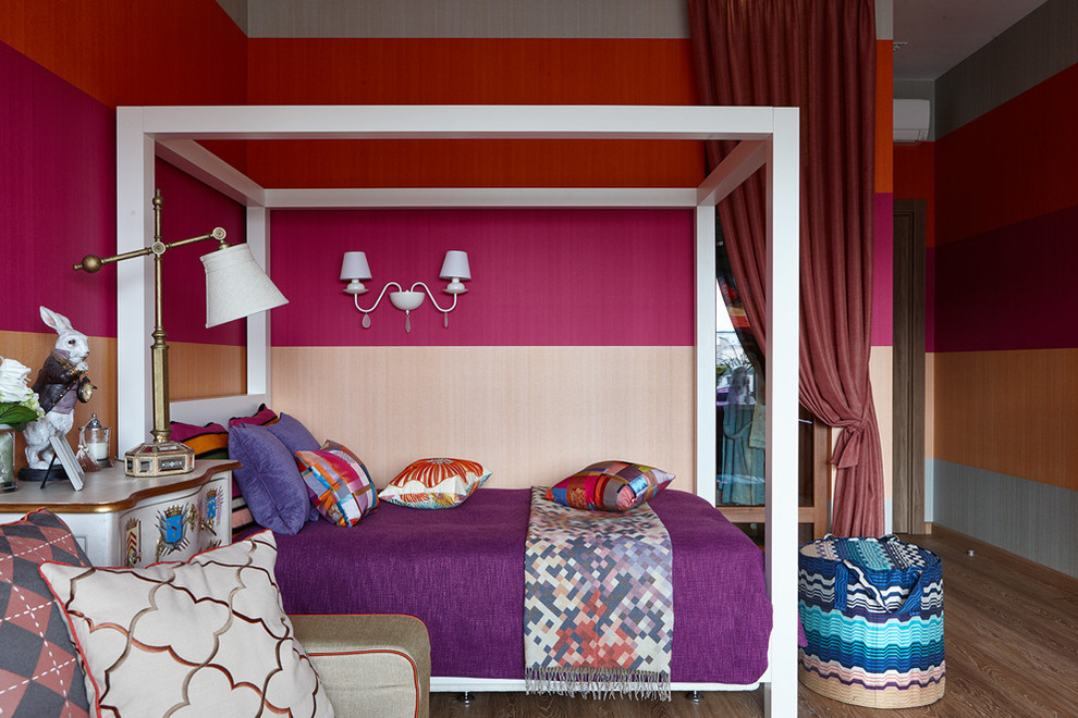 Foto de dormitorio infantil ecléctico con paredes multicolor y suelo de madera en tonos medios