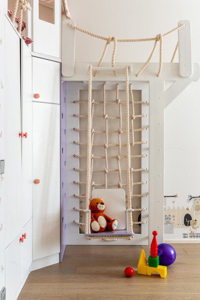 Idee per una cameretta da bambina boho chic di medie dimensioni con pareti bianche e pavimento in legno massello medio