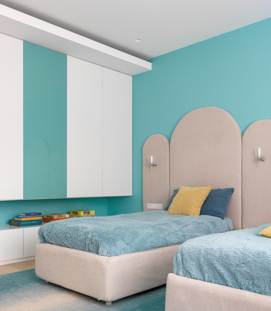 Aménagement d'une chambre neutre contemporaine avec un mur bleu.