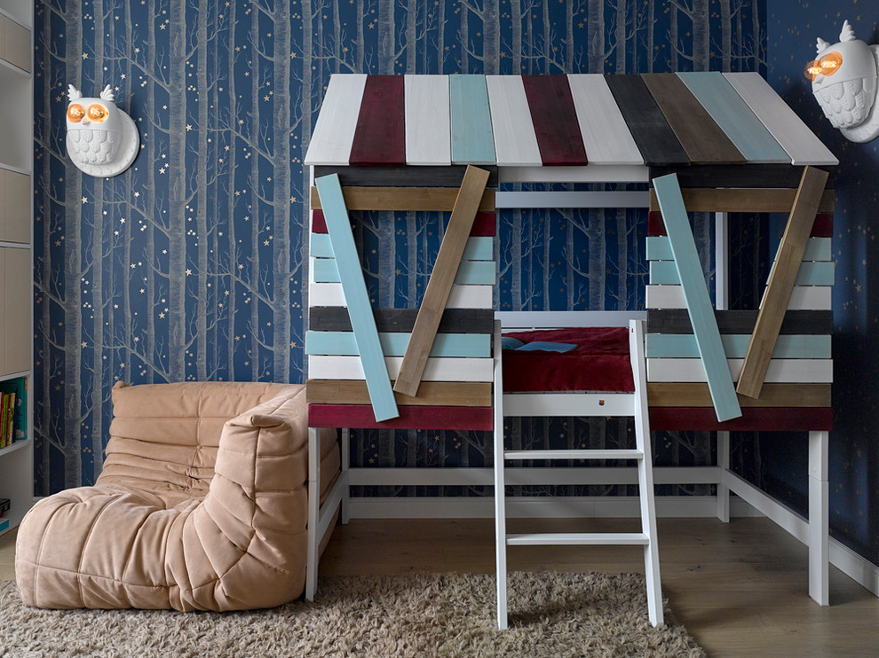 Diseño de dormitorio infantil contemporáneo con paredes azules, suelo de madera clara y suelo beige