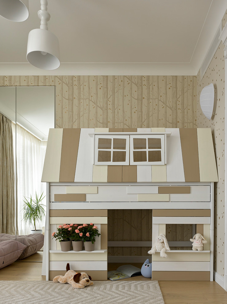 Modernes Kinderzimmer mit Spielecke, beiger Wandfarbe, hellem Holzboden und beigem Boden in Moskau