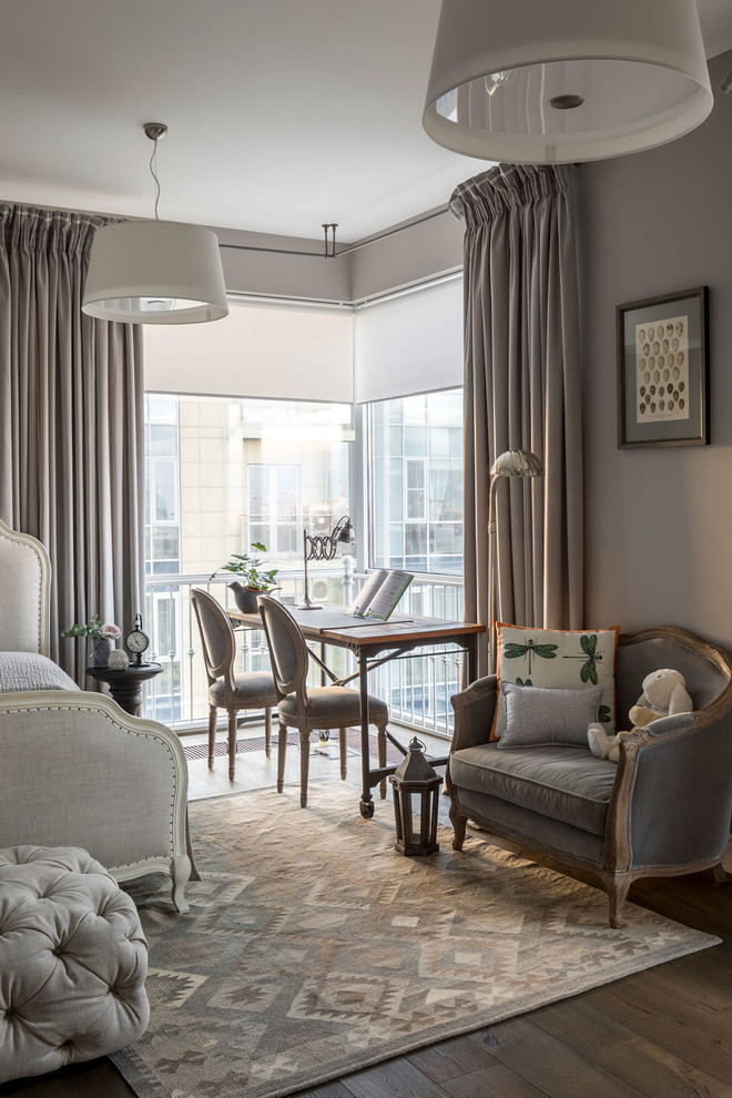 Idées déco pour une grande chambre d'enfant de 4 à 10 ans classique avec un mur gris, un sol en bois brun et un sol marron.