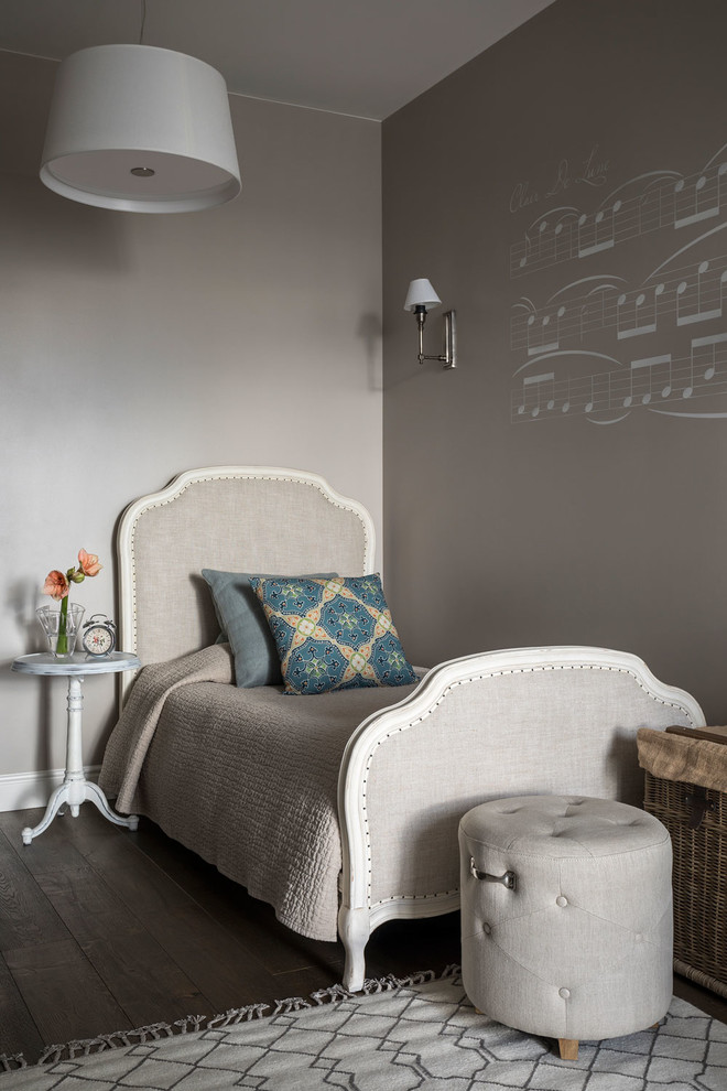 Inspiration för stora klassiska barnrum kombinerat med sovrum, med grå väggar, brunt golv och mörkt trägolv