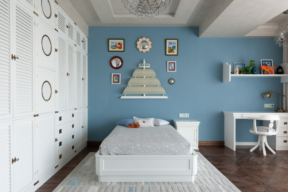 Пример оригинального дизайна: большая детская в морском стиле с спальным местом, синими стенами и коричневым полом для мальчика