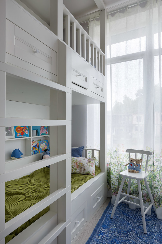 Источник вдохновения для домашнего уюта: нейтральная детская в современном стиле с спальным местом, белыми стенами и светлым паркетным полом для ребенка от 4 до 10 лет, двоих детей