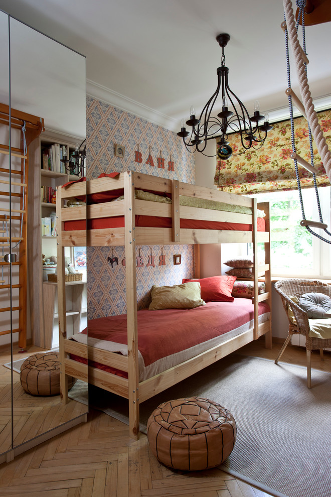 Aménagement d'une chambre neutre de 4 à 10 ans contemporaine avec un mur multicolore, parquet clair et un lit superposé.