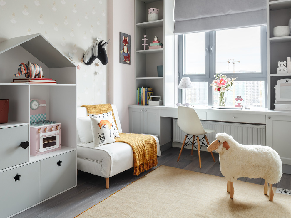 Exempel på ett mellanstort modernt flickrum kombinerat med skrivbord och för 4-10-åringar, med grå väggar, mellanmörkt trägolv och grått golv