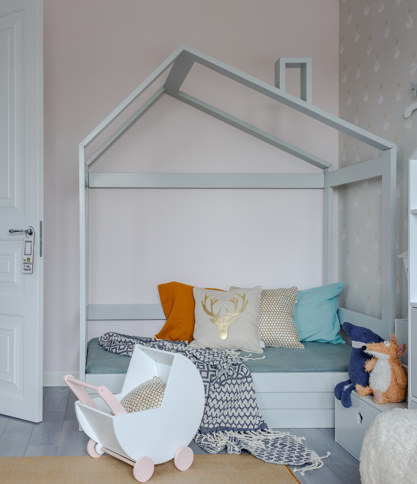 Idéer för mellanstora funkis flickrum kombinerat med sovrum och för 4-10-åringar, med rosa väggar, mellanmörkt trägolv och grått golv