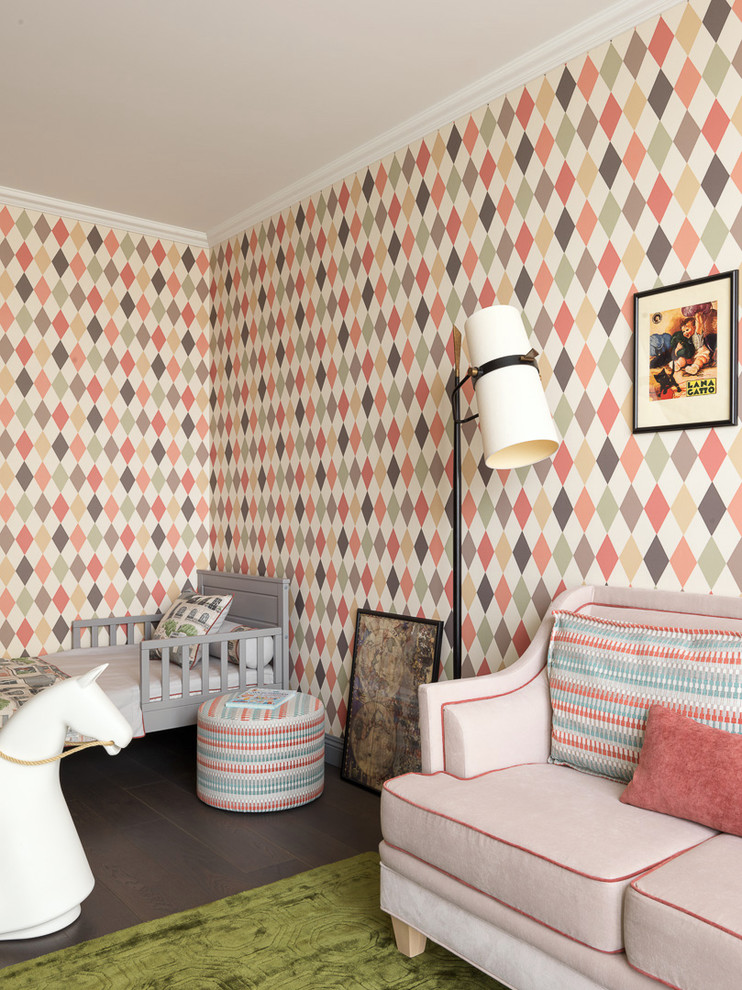 Ispirazione per una cameretta da letto da 1 a 3 anni tradizionale di medie dimensioni con pareti multicolore, parquet scuro e pavimento marrone
