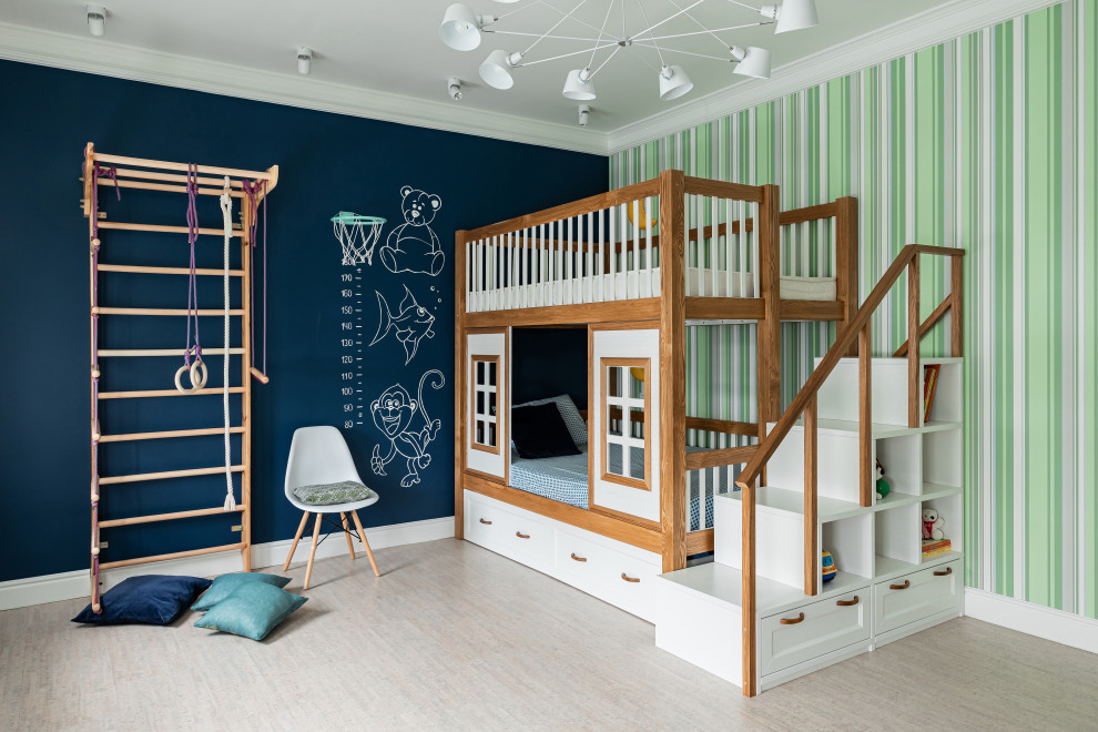 На фото: детская в скандинавском стиле с синими стенами и обоями на стенах для мальчика, ребенка от 4 до 10 лет