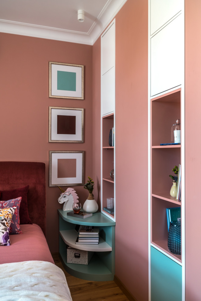 Inspiration pour une chambre d'enfant design avec un mur rose, un sol en bois brun et un sol marron.