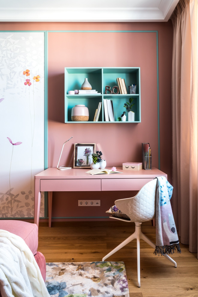 Modernes Mädchenzimmer mit Arbeitsecke, rosa Wandfarbe, braunem Holzboden und braunem Boden in Moskau