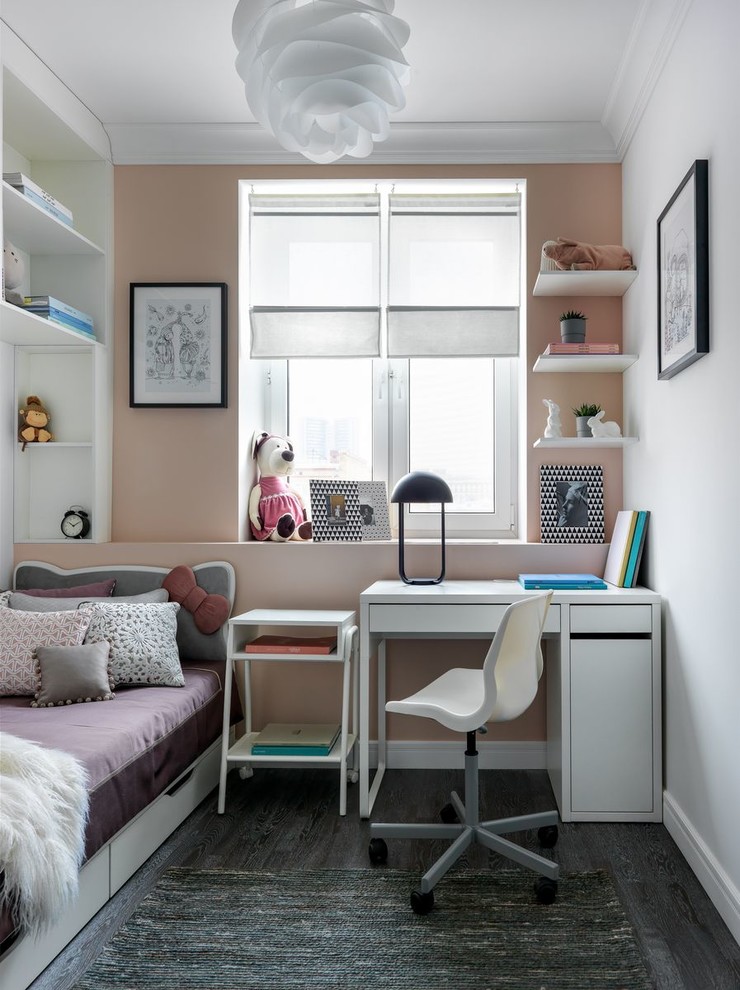 Ejemplo de habitación de niña contemporánea de tamaño medio con paredes beige, suelo de madera oscura y suelo negro