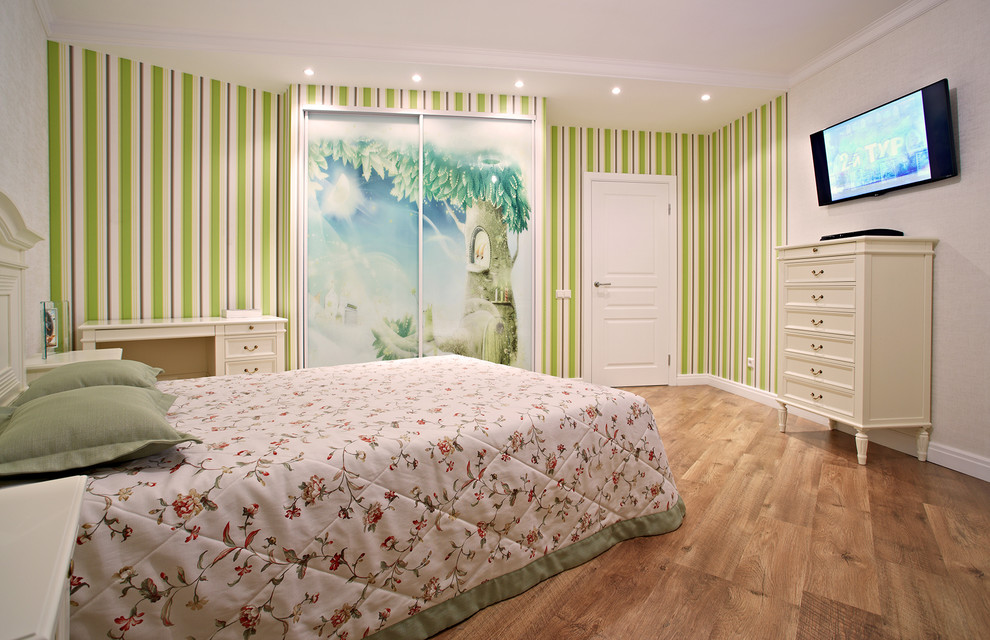 Idéer för ett klassiskt flickrum kombinerat med sovrum, med mellanmörkt trägolv och flerfärgade väggar