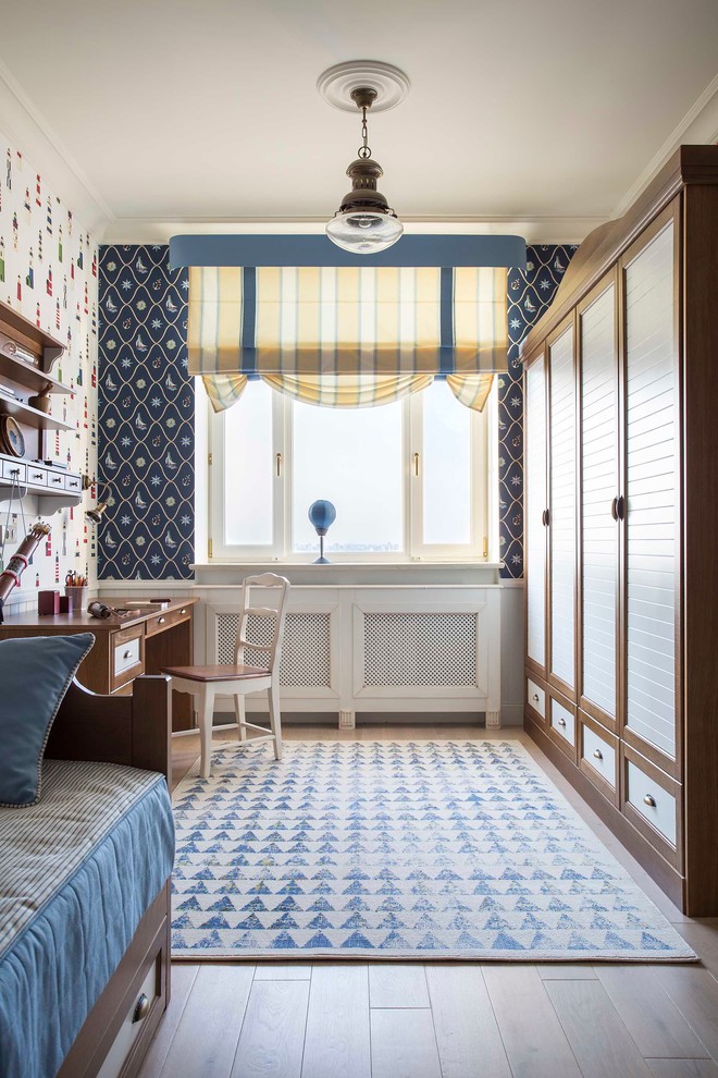 Aménagement d'une petite chambre de garçon de 4 à 10 ans classique avec un mur multicolore, un sol en bois brun et un bureau.